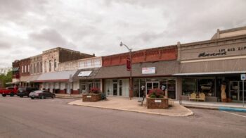 Whitesboro ISD guide — downtown Whitesboro, Texas streetscape near western Grayson County schools